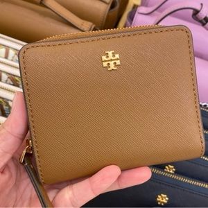 Tory Burch Mini Emerson Wallet (Saffino Leather)in camel brown with gold
